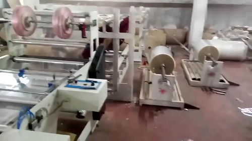 實(shí)拍小工廠制造塑料膜,主要成本都在機(jī)器上了